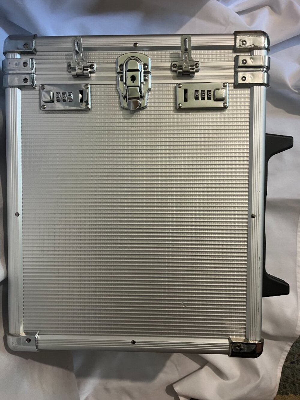 Large Wheeled Aluminum Jewelry Carrying Rolling Case With Handle
